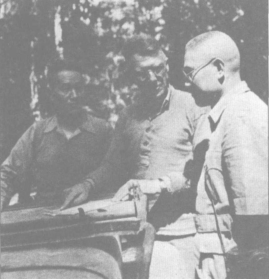 1944年3月，在进军密支那机场的过程中，史迪威(中)和第38师师长孙立人(左)及第22师师长廖耀湘(右)共商作战战略